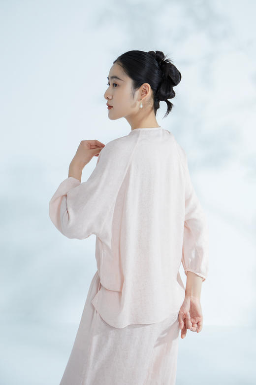 荷言HEYEN 逸云 卷草纹桑蚕丝非遗花罗圆领上衣桃花印花装饰边高级定制 商品图2