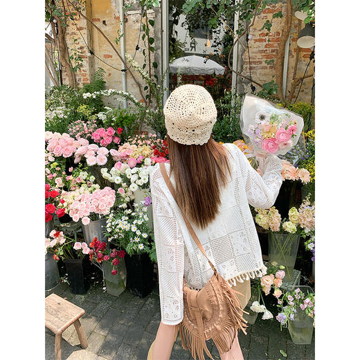 <曾小咸推荐> 慵懒风浅杏色设计感镂空长袖针织罩衫 商品图4