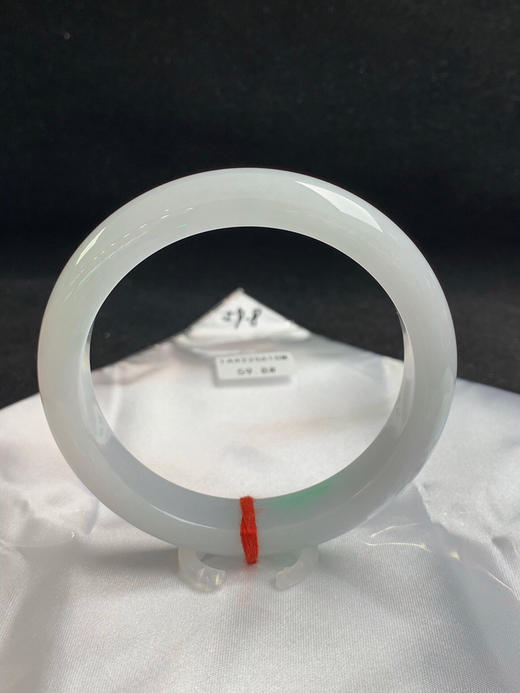 612762，59.8圈口，细糯化飘绿正圈平安镯，细糯微化有水头，白底飘淡绿 商品图3