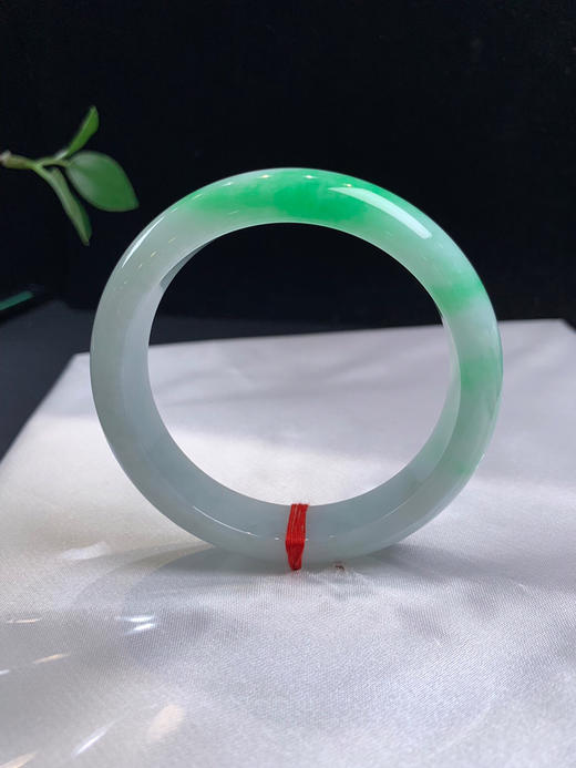 612754，57.5飘阳绿正圈手镯，一大截阳绿色，清新干净 商品图2