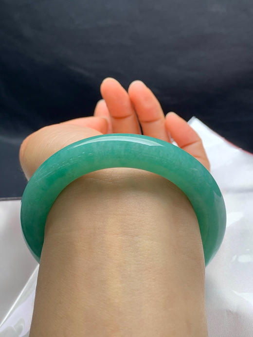 612766，56圈口，满绿圆条福镯，蓝绿底色，满圈色，色泽均匀，细腻有水 商品图4