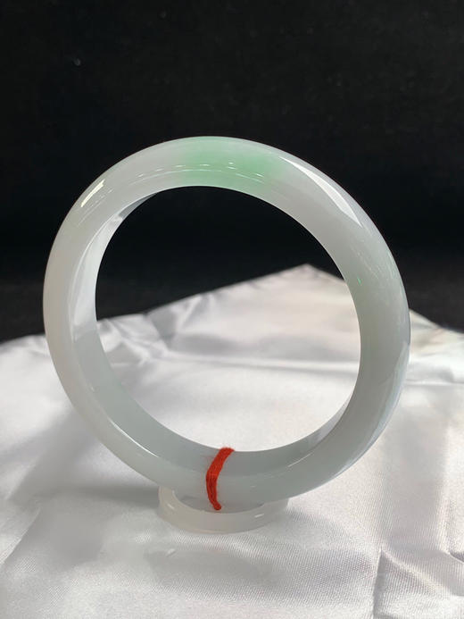 612762，59.8圈口，细糯化飘绿正圈平安镯，细糯微化有水头，白底飘淡绿 商品图2