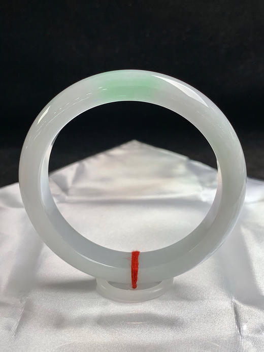 612762，59.8圈口，细糯化飘绿正圈平安镯，细糯微化有水头，白底飘淡绿 商品图0