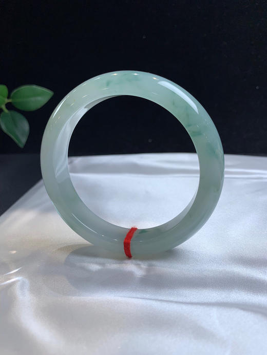 612758，57.5冰飘花正圈手镯，整体底妆均匀，油油的，局部飘些清新淡雅的兰花，清爽 商品图4