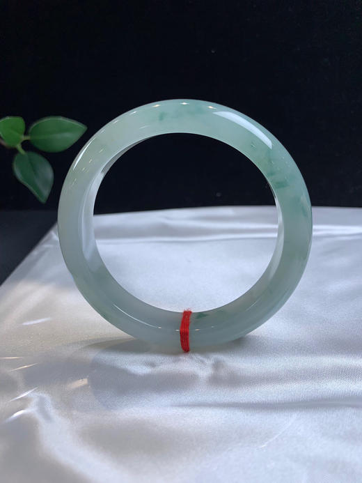 612758，57.5冰飘花正圈手镯，整体底妆均匀，油油的，局部飘些清新淡雅的兰花，清爽 商品图1