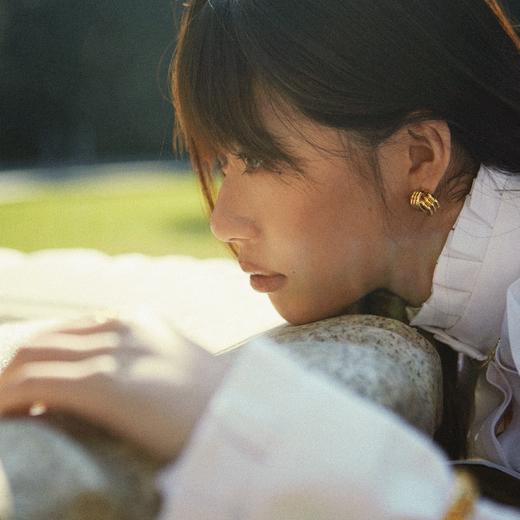 【孟子义张婧仪周笔畅同款】alodia.co 品牌直发 解构主义耳钉 简约百搭长期主义金色银色 商品图4