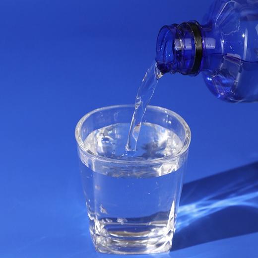 克东天然苏打水 下单赠送一条背带 源自世界三大冷泉之一，富含微量元素 ；pH值为8.5±0.5，天然弱碱性 ·小分子团水 商品图4