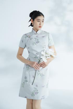 荷言HEYEN 云岚 非遗宋锦提花短款小A摆短袖绿旗袍+手工牡丹花玫瑰花盘扣