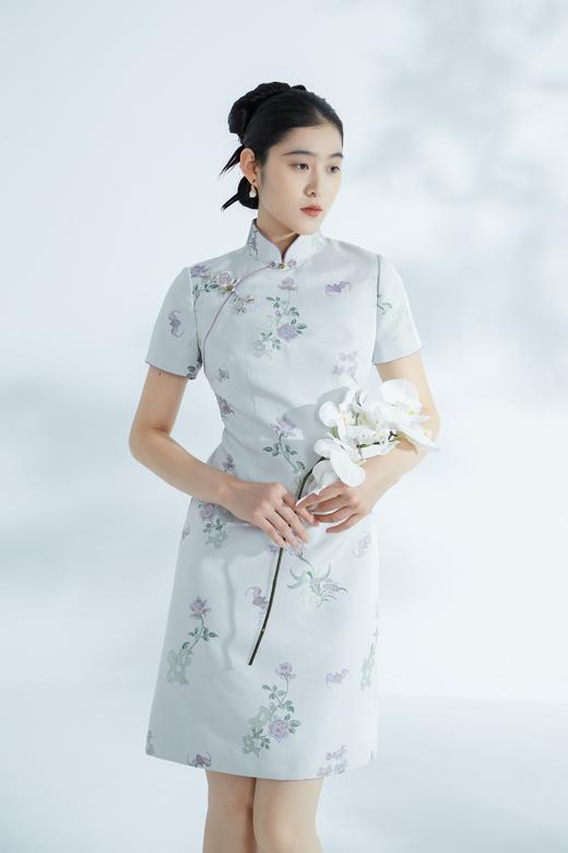 荷言HEYEN 云岚 非遗宋锦提花短款小A摆短袖绿旗袍+手工牡丹花玫瑰花盘扣 商品图0