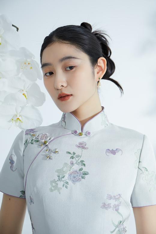 荷言HEYEN 云岚 非遗宋锦提花短款小A摆短袖绿旗袍+手工牡丹花玫瑰花盘扣 商品图7