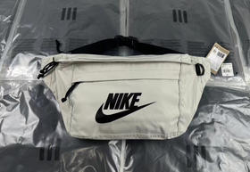 正品 NIKE 基础大LOGO挎包
规格：45x25  骨白色