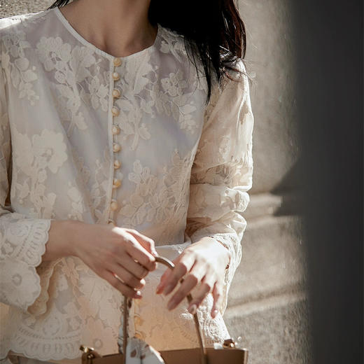 【新中式白月光套装】ORIGNAL&CO 温柔小圆领波浪边天丝刺绣小上衣+缎面流光半裙   优选天丝面料 重工花朵刺绣 立体别致！ 商品图4