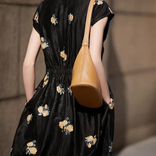 【清冷东方美人战袍】ORIGNAL&CO龟裂纹新中式香云纱V领连衣裙 东方雅韵，纯手工刺绣，重工印染龟裂纹面料 商品图4