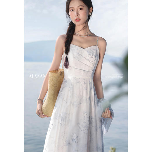 鹿向南 「清雅花信」法式复古碎花女吊带连衣裙夏季新款度假风长裙 商品图3