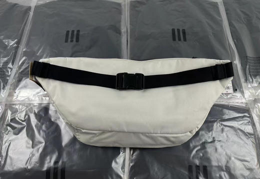 正品 NIKE 基础大LOGO挎包
规格：45x25  骨白色 商品图1