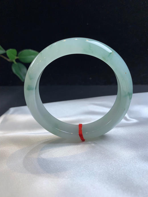 612758，57.5冰飘花正圈手镯，整体底妆均匀，油油的，局部飘些清新淡雅的兰花，清爽 商品图5