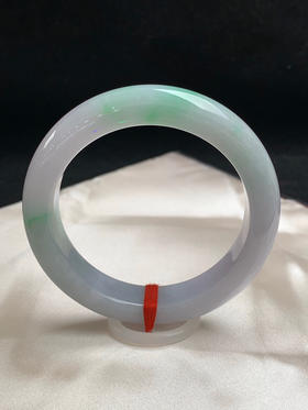 612763，55.8圈口，细糯春彩正圈平安镯，紫底飘绿，条形厚装