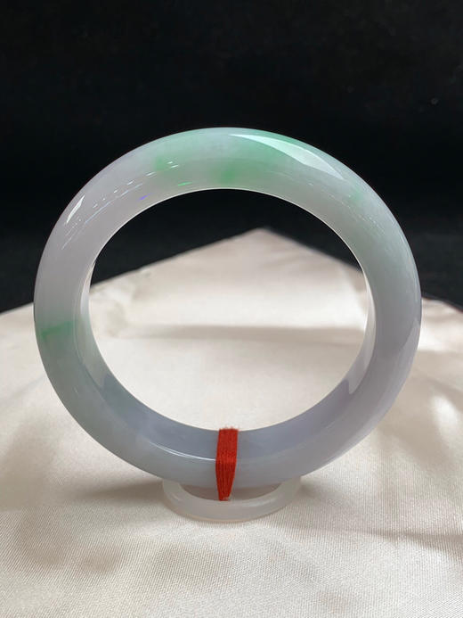 612763，55.8圈口，细糯春彩正圈平安镯，紫底飘绿，条形厚装 商品图0