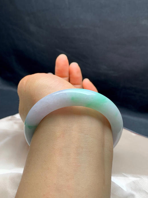 612763，55.8圈口，细糯春彩正圈平安镯，紫底飘绿，条形厚装 商品图5