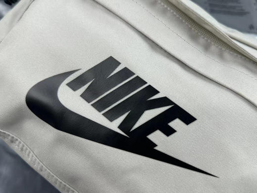 正品 NIKE 基础大LOGO挎包
规格：45x25  骨白色 商品图3