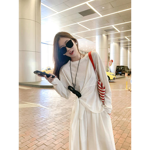 <曾小咸推荐>韩系设计感白色下摆不规则防晒T恤 商品图4