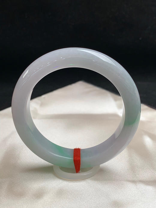 612763，55.8圈口，细糯春彩正圈平安镯，紫底飘绿，条形厚装 商品图3