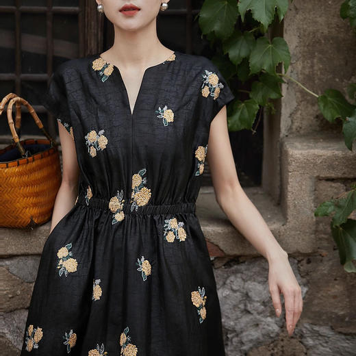 【清冷东方美人战袍】ORIGNAL&CO龟裂纹新中式香云纱V领连衣裙 东方雅韵，纯手工刺绣，重工印染龟裂纹面料 商品图6