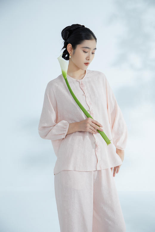 荷言HEYEN 逸云 卷草纹桑蚕丝非遗花罗圆领上衣桃花印花装饰边高级定制 商品图3