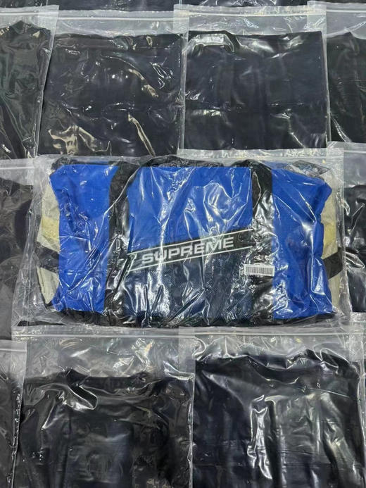 正品 supreme fw23 反光logo 休闲旅行包衣物包
蓝灰拼色 纯正品 随意鉴定  
整体尼龙材质 duffle 桶包 
旅行健身 户外 采用X pac 防水抗撕裂面料 商品图1