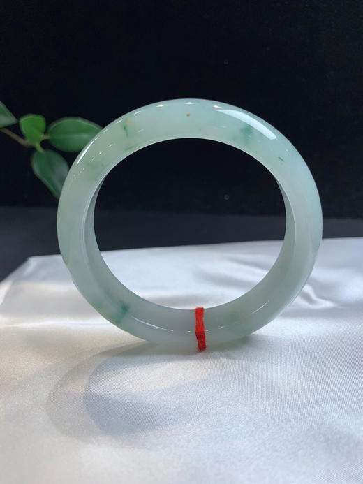 612758，57.5冰飘花正圈手镯，整体底妆均匀，油油的，局部飘些清新淡雅的兰花，清爽 商品图2