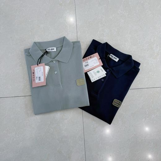现货 Miumiu 两粒扣徽章标识翻领POLO衫 250g高克重珠地棉 硬朗挺括 商品图0