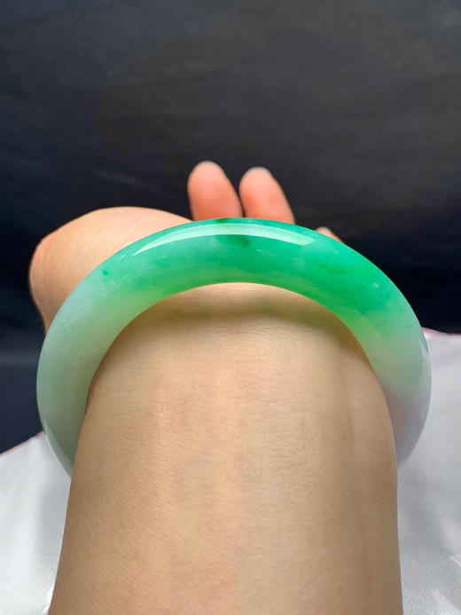 612765，54.5圈口，糯冰飘绿圆条福镯，胖圆条，条形厚装，水头好，飘一截正阳绿色 商品图4