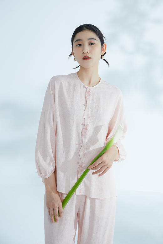 荷言HEYEN 逸云 卷草纹桑蚕丝非遗花罗圆领上衣桃花印花装饰边高级定制 商品图1