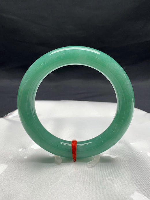 612766，56圈口，满绿圆条福镯，蓝绿底色，满圈色，色泽均匀，细腻有水 商品图3