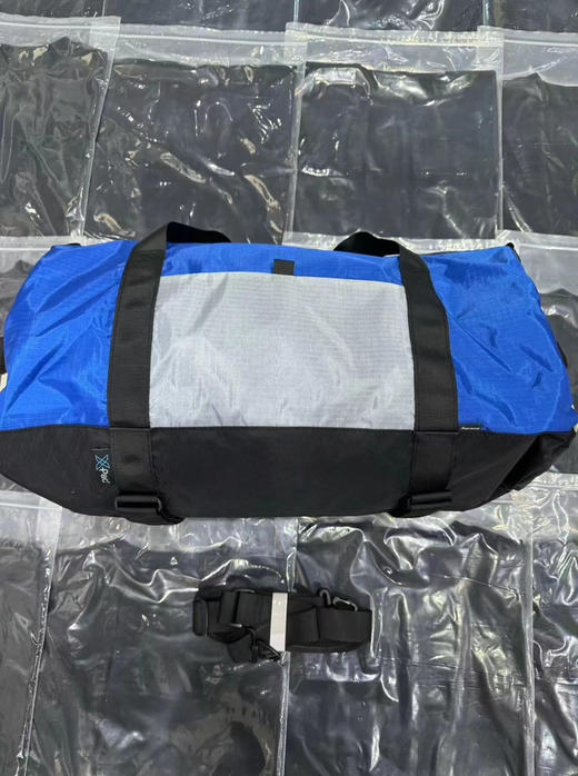 正品 supreme fw23 反光logo 休闲旅行包衣物包
蓝灰拼色 纯正品 随意鉴定  
整体尼龙材质 duffle 桶包 
旅行健身 户外 采用X pac 防水抗撕裂面料 商品图3