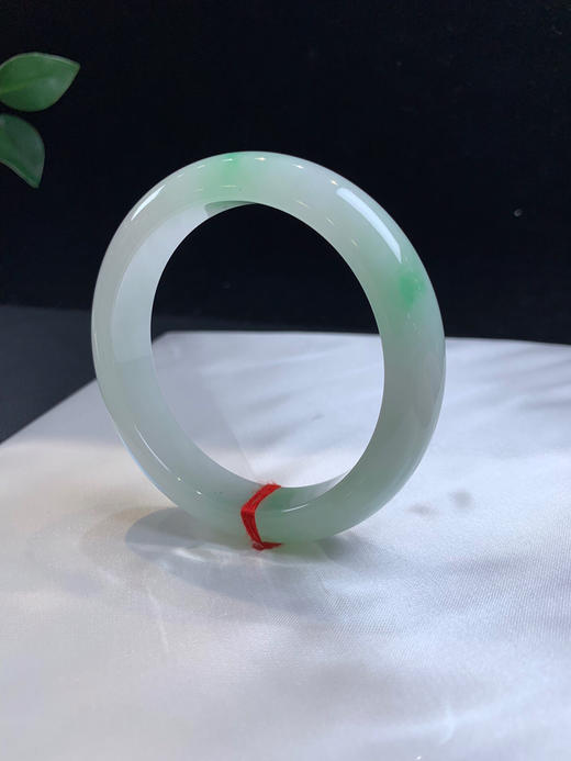 612753，57.5 飘绿正圈手镯，糯化底，飘清新绿。干净水润 商品图5