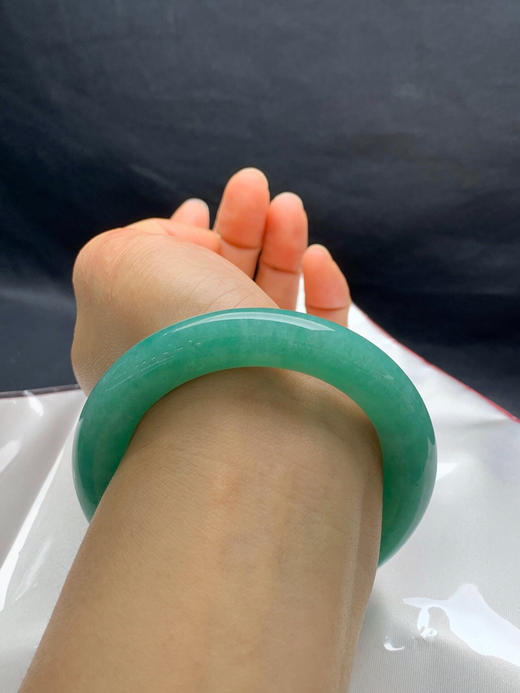 612766，56圈口，满绿圆条福镯，蓝绿底色，满圈色，色泽均匀，细腻有水 商品图5