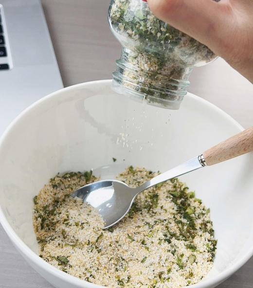 【到手4瓶】醉锅里欧芹大蒜盐110g/瓶*4瓶 精选蒜+欧芹+盐为原料 配料干净 无需研磨 沙拉拌菜调味料 【山东发货】周末及法定假日不发货！ 商品图3