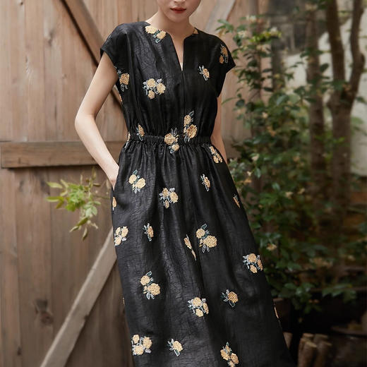 【清冷东方美人战袍】ORIGNAL&CO龟裂纹新中式香云纱V领连衣裙 东方雅韵，纯手工刺绣，重工印染龟裂纹面料 商品图9