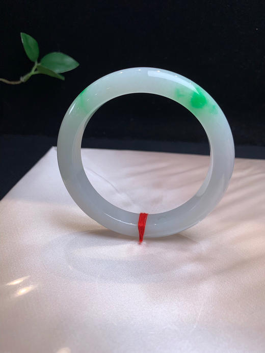 612755，60.5飘阳绿正圈手镯，非常清新秀气，底妆很均匀，二处飘阳绿色 商品图1