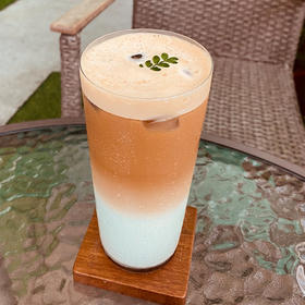 【流沙海蓝之咖】  (咖啡+纯牛乳+蓝橙糖浆)　不喜欢喝浓咖啡的推荐。