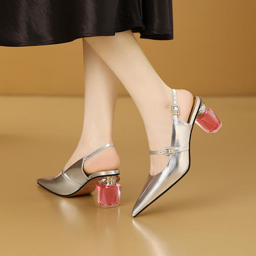 【预售7天】超有质感水晶跟真皮尖头粗跟银色浅口后空凉鞋CX&CX3696-2 商品图1