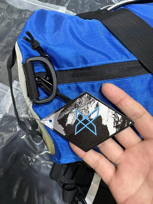 正品 supreme fw23 反光logo 休闲旅行包衣物包
蓝灰拼色 纯正品 随意鉴定  
整体尼龙材质 duffle 桶包 
旅行健身 户外 采用X pac 防水抗撕裂面料 商品图8