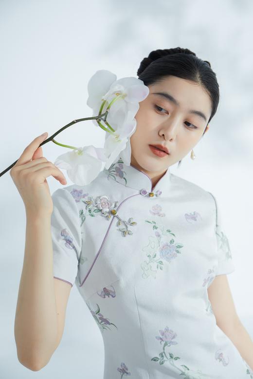 荷言HEYEN 云岚 非遗宋锦提花短款小A摆短袖绿旗袍+手工牡丹花玫瑰花盘扣 商品图5