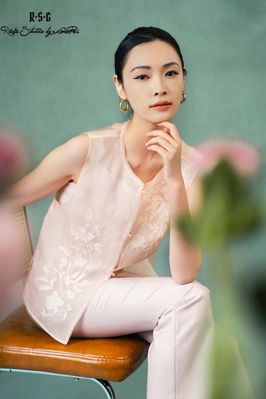 郭培成衣品牌精品系列《悦己花桑蚕丝系列》春日初绽无袖马甲背心 商品图5