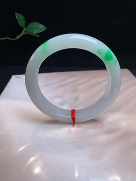 612755，60.5飘阳绿正圈手镯，非常清新秀气，底妆很均匀，二处飘阳绿色