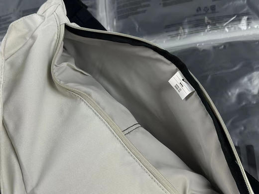 正品 NIKE 基础大LOGO挎包
规格：45x25  骨白色 商品图5