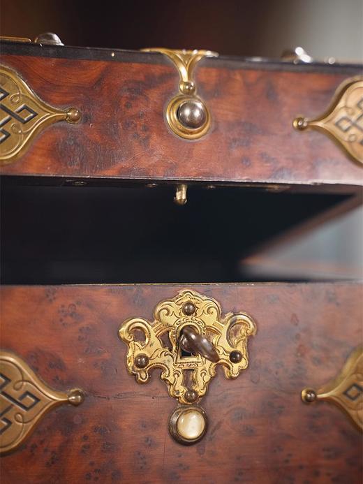 【已售】独角鹿西洋古董 19世纪末20世纪初法国出品几何纹及古典肖像主题铜雕装饰胡挑木贴面雪茄盒 商品图2