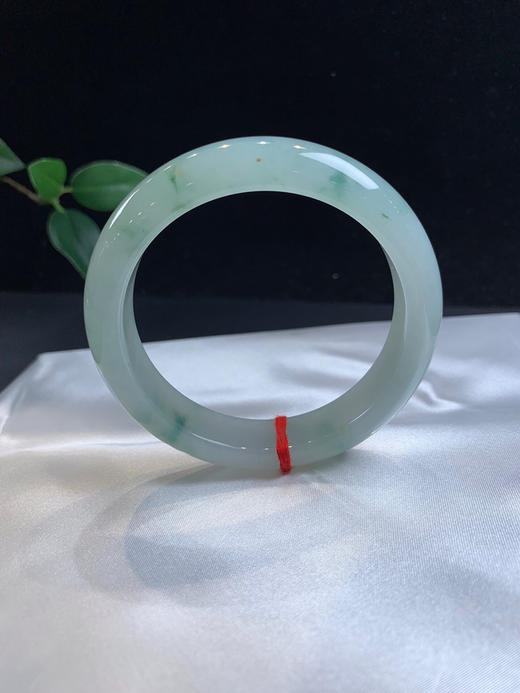 612758，57.5冰飘花正圈手镯，整体底妆均匀，油油的，局部飘些清新淡雅的兰花，清爽 商品图3