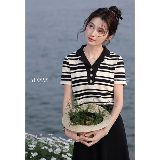 鹿向南  「墨白轻吟」条纹polo领短袖针织衫夏季显瘦百搭T恤上衣女 商品图0